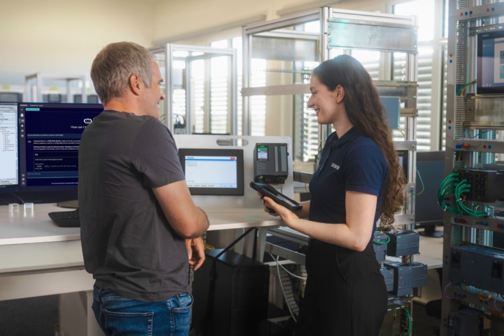 Siemens präsentiert die Zukunft der autonomen Produktion auf der SPS 2025